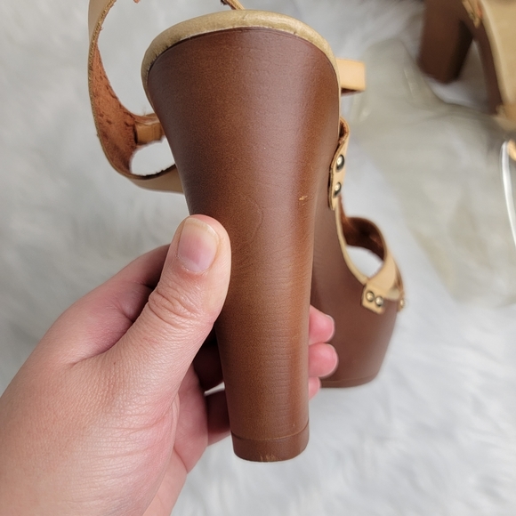 Brown platform heel sandal. - Picture 11 of 11